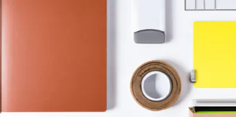 Idées de cadeaux pas chers pour homme sur une table avec accessoires et gadgets