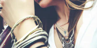 Femme portant plusieurs bijoux en acier inoxydable superposés