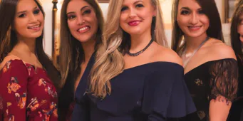 Un groupe d'amis portant des robes cocktail lors d'un événement semi-formel