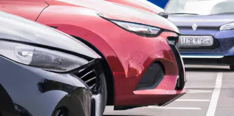 Comparaison de voitures automatiques pas chères, mettant en avant leurs designs modernes et pratiques.
